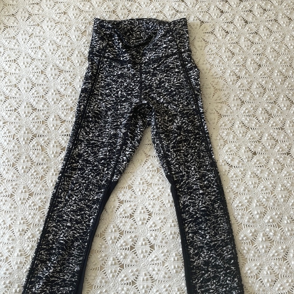 LULULEMON Top Speed Crop Black White Animal size 2